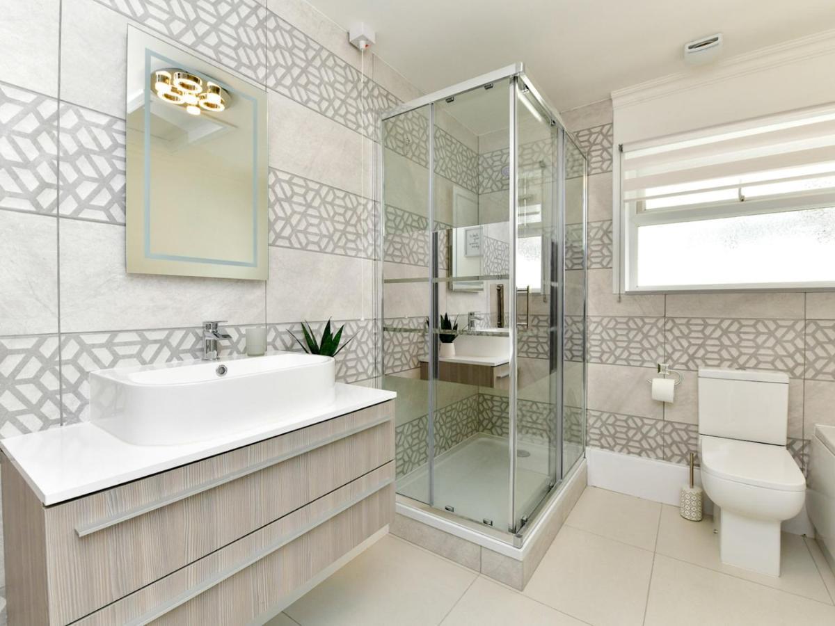 Pass The Keys Newly Refurbished Modern Bungalow - Pets Welcome Villa Swansea Buitenkant foto
